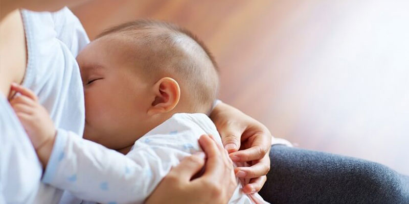 فواید تغذیه با شیر مادر برای کودک شیرخوار و مادر